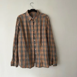 Burberry skjorta  - Burberry LIKNANDE skjorta. Oversized fit. Inga defekter eller fläckar.