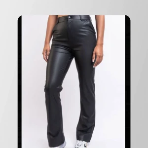 Skinnbyxor från Madlady - Fina skinnbyxor från Madlady. Använda fåtal gånger. Köptes för 649 säljer för 200. Skriv för egna bilder