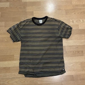 Vans t-shirt  - Grön vans tröja med svarta ränder. Ännu i bra skick!