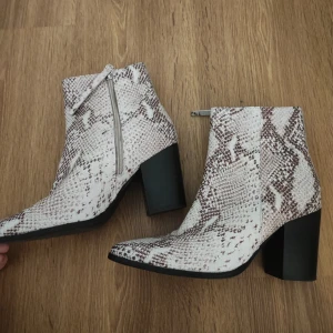 Boots 39 - Stövletter, mycket fint skick. Bekväm klack och spetsig tå 