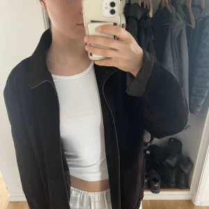 Läder / mocka jacka i strl L, vintage - Säljer en läder / mocka jacka i strl L men som även passar mindre storlekar för en oversized passform. Jackan har lite tyngd vilket gör att passformen blir extremt bra oavsett (pga kvalite). Färgen är mörk mörk brun. Köpt vintage. Äkta!