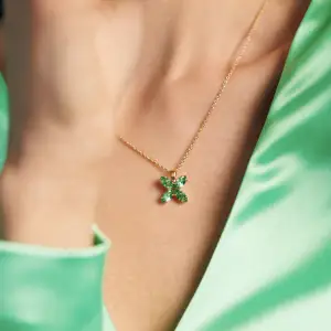 Säljer detta fina halsbandet från Caroline Svedbom med en grön sten. Modellen heter Crystal Star och kedjan är 50cm som ett normalt halsband. Nypris är 629kr