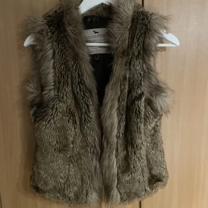 Pälsväst  - Skitcool pälsväst! Jag antar att det inte är riktigt päls, det står 100% polyester. Köparen står för frakten.