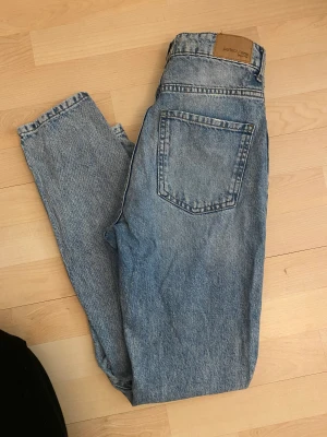 Straight jeans - Straight jena från gina tricot med tillverkat slitage på knäna