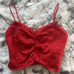 En röd topp - Den är jättefin men kommer aldrig att använda den.