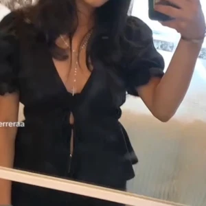 Ginatricot Blus. - Blus med mönster i blå och vit från Ginatricot som sitter jättefint och också går och knyta vid brösten. Passar jätte fint med jeans men samt shorts o kjolar! Kom privat för fler frågor,mått eller bilder💕  Pris går o diskuteras! köparen står för frakten💕💕