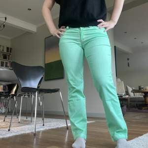 Snygga lågmidjade jeans i en unik cool färg🔥😇 storlek M men passar mindre 