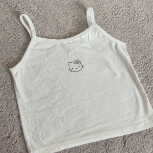 Hello Kitty linne - Helt ny och oanvänd hello Kitty linne. Croppad modell med mjuk tyg. Frakt på 36kr tillkommer. Skriv gärna vid frågor 💘SÅ LÄNGE DET INTE STÅR SÅLD ÄR DEN KVAR! 