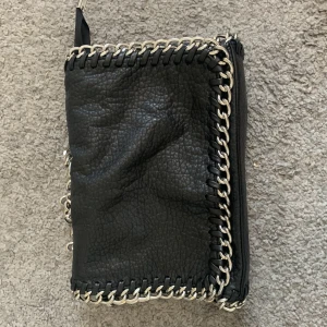 Tiamo väska!😘💞 - Säljer min super coola Tiamo väska i färgen svart.🥰 Nypris är ca 500kr men säljer för 249kr! Väl använd men ändå i fint skick💞🥂 Jag är öppen för vilka frågor som helst<3 