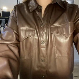 Jacka/overshirt i fakeskinn - Skitsnygg jacka som inte använts tillräckligt flitigt. Storlek S