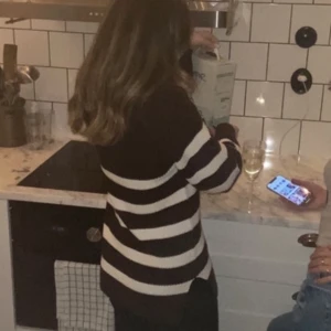 Randig stickad  - Brun/vit randig stickad med halv dragkedja! I superbra skick och mysig till hösten❤️‍🔥🍂