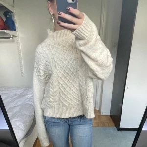 Stickad tröja - Så himla fin tjockt stickad tröja från H&M, sparsamt använder och köpt för 500 kr