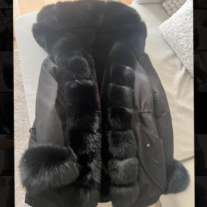 Parkas jacka  - Säljer nu min super fluffiga parkas jacka i strl 36/38!