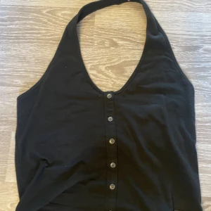 Halter neck top - En top från collierer som är använd typ en gång, de storlek L men funkar på mej som i vanliga fall har S materialet är stretchigt 