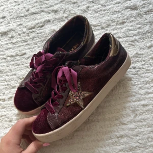 Skor - Coola vinröda skor, golden goose liknande, köpta på Zalando och endast använda fåtal gånger så nyskick, storlek 37