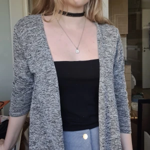 Grå cardigan - Grå cardigan från Kappahl. Stl 170, passar mig som har XS/S Mycket bra skick. Både mysig och fint plagg:)