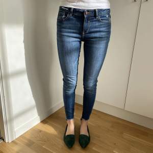 Blå jeans med rå kant⭐️ Snygga att styla med t.ex. en oversize kavaj och ballerinas!