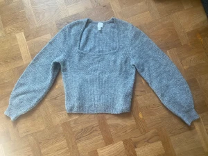 Stickad tröja - Snygg stickad tröja i storlek Small/Medium, HM, i gråbeige nyans, 40 kr