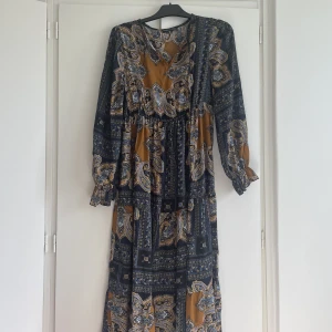 Mönstrad maxi-klänning - Bra skick, vid maxi klänning 