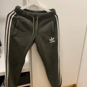 Adidas mjukisbyxor, khaki. Bra skick och väldigt bekväma. Säljer även matchande överdel. Liten i storlek. (Passar både s och m) 