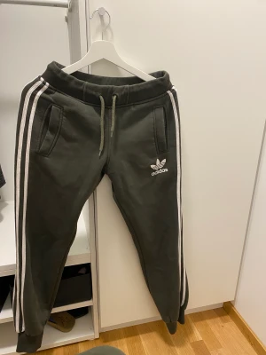 Adidas mjukisbyxor (del av SET)  - Adidas mjukisbyxor, khaki. Bra skick och väldigt bekväma. Säljer även matchande överdel. Liten i storlek. (Passar både s och m) 