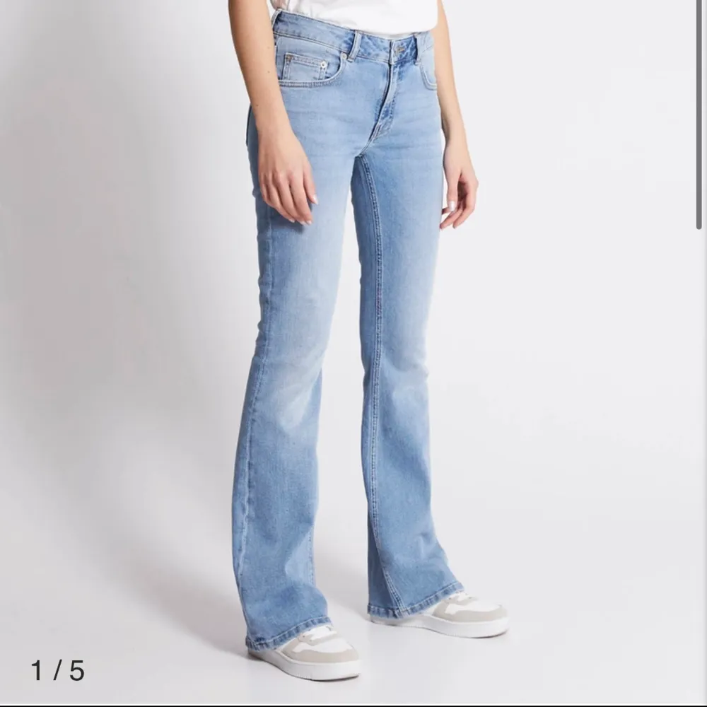 Jätte fina Low waist Boot cut jeans som dock sällan kommer till användning. Jag är 160cm och passar mig perfekt. Köpte för 400 och säljer för 250 men pris kan diskuteras. Möts upp i Stockholm. Skrih gör fler bilder eller frågor. Använd ej köp nu!!. Jeans & Byxor.