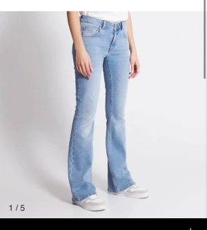 Low waist boot cut jeans - Jätte fina Low waist Boot cut jeans som dock sällan kommer till användning. Jag är 160cm och passar mig perfekt. Köpte för 400 och säljer för 250 men pris kan diskuteras. Möts upp i Stockholm. Skrih gör fler bilder eller frågor. Använd ej köp nu!!