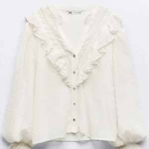 Vit blus Zara  - Säljer vit blus, inte använd endast testad . Mycket bra skick och jättefin ! 