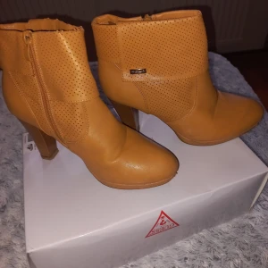 Fina skor bots str39 ljus brun - Fina skorstr 39 ljus brus. Mobil 0793537427. Välkommen