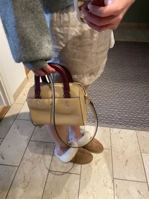 Söt väska - Söt väska från märket LYN. Fick den av min syster. Jätte söt men har inte fått användning av den❤️