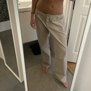 Lowwaist cargo - Supersnygga lowwaist cargopants men något för stora därav jag säljer. Högst budande ❤️
