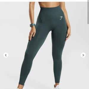 Gymshark vital 2.0 - Säljer mina gymshark vital 2.0 i färgen woodland green som är slutsålda på hemsidan. Använda fåtal gånger och är som nya.  Strl. Xs  Ord.pris 549kr Mitt pris 300kr 