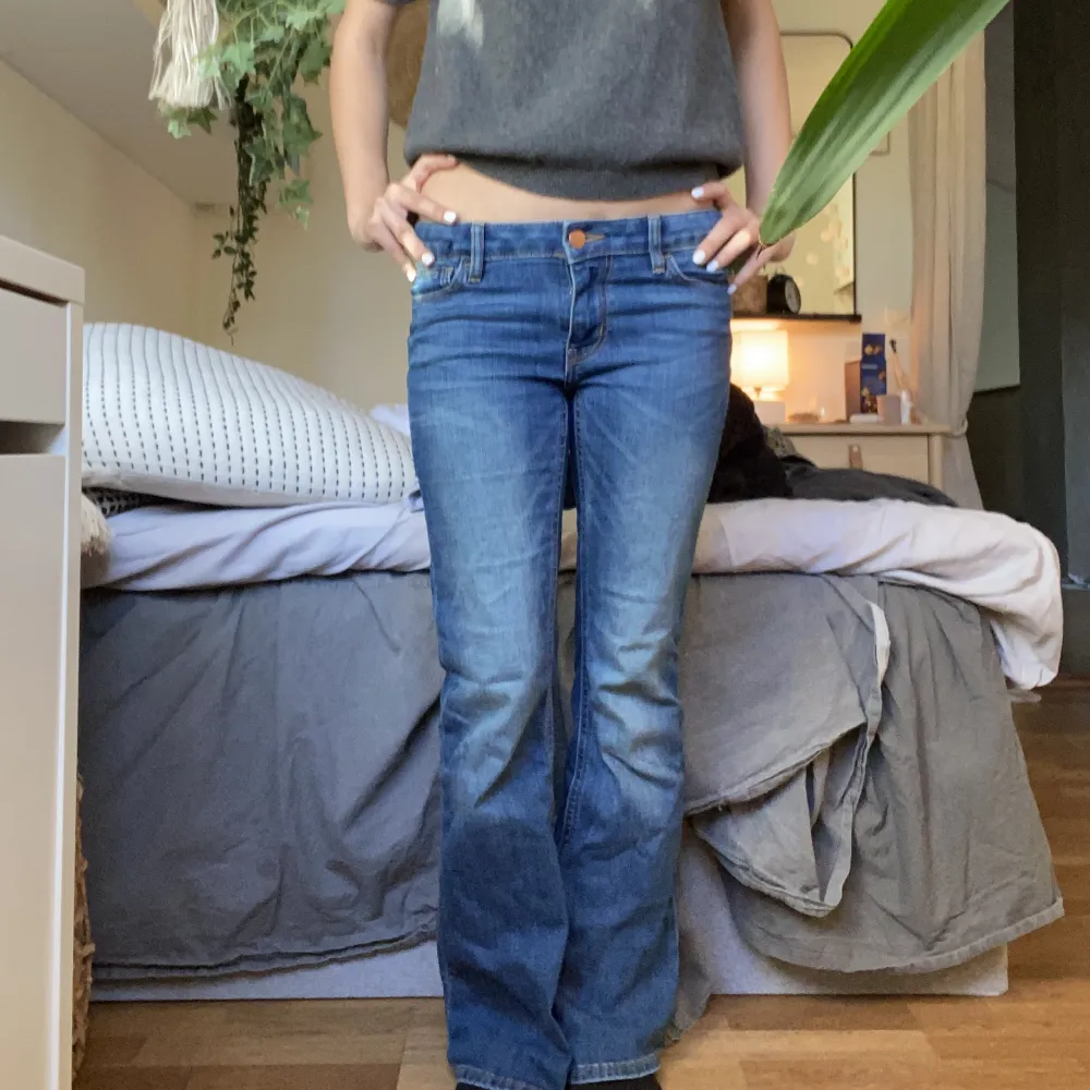 Assnygga lågmidjade jeans köpta second hand men är från Lindex. Säljer pågrund av att de är för små för mig. Inga defekter. Innerbenslängd: 69 Midjemått: 35 💗Skriv om ni har frågor. Jeans & Byxor.
