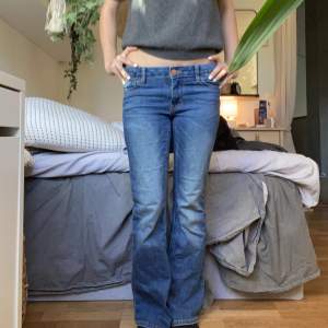 Assnygga lågmidjade jeans köpta second hand men är från Lindex. Säljer pågrund av att de är för små för mig. Inga defekter. Innerbenslängd: 69 Midjemått: 35 💗Skriv om ni har frågor