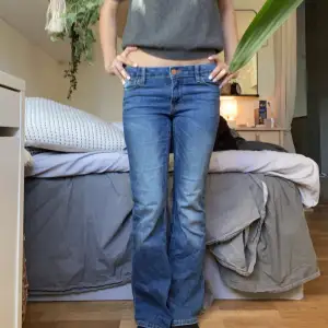 Assnygga lågmidjade jeans köpta second hand men är från Lindex. Säljer pågrund av att de är för små för mig. Inga defekter. Innerbenslängd: 69 Midjemått: 35 💗Skriv om ni har frågor