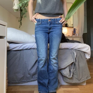 Lågmidjade jeans - Assnygga lågmidjade jeans köpta second hand men är från Lindex. Säljer pågrund av att de är för små för mig. Inga defekter. Innerbenslängd: 69 Midjemått: 35 💗Skriv om ni har frågor