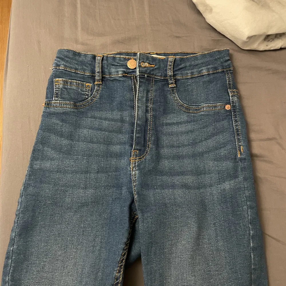 Mörkblå jenas från ginatricot. Molly jeans (alltså högmidjade) storlek S❤️Inga skador. Jeans & Byxor.
