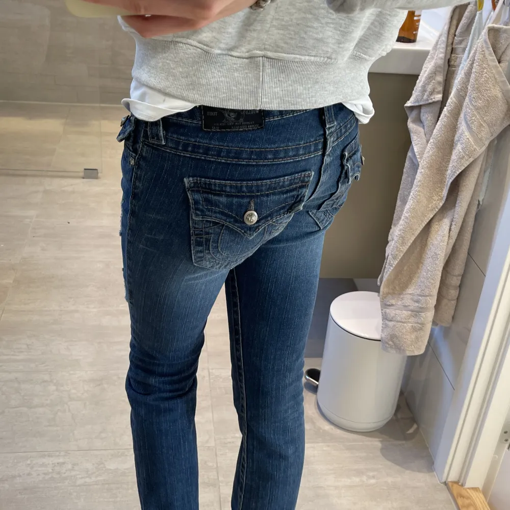 Sjukt snygga jeans från true religon. Har inte heller en enda defekt!💕 Säljer då de tyvär blivit försmå. Köpta för ca 1000. ☺️81cm i innerbenslängd och 34 cm rakt över vid midjan💕. Jeans & Byxor.
