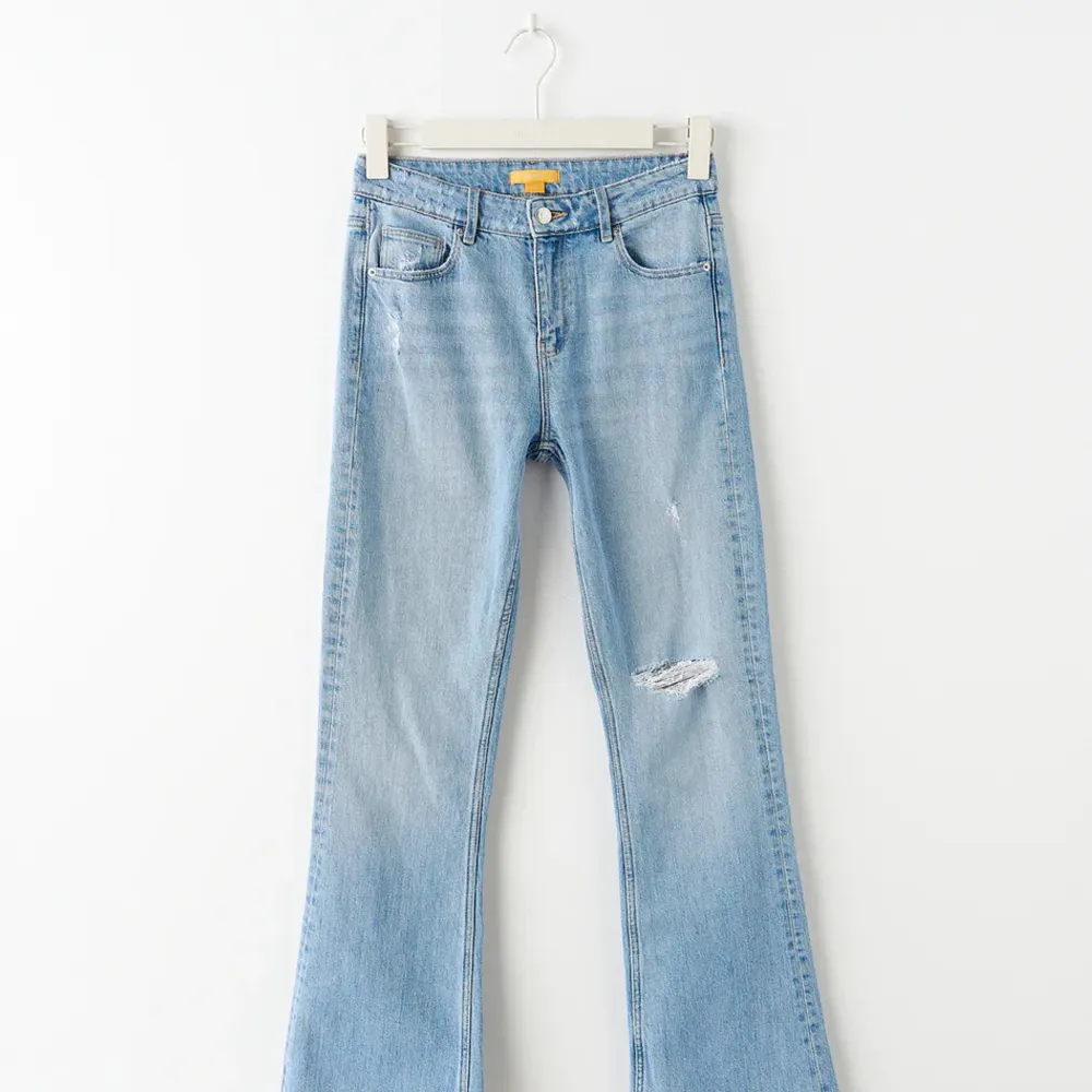 ljusblåa bootcut jeans midwaist från Gina Young! Köpte för 349kr. Jätte bekväma och härliga! Säljer pga för små. Tvättar innan!! (På bilden ser de högmidjade ut men de är mid! Tror de är en lite förnyad variant på bilden!)👍🏼. Jeans & Byxor.
