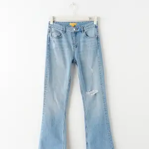 ljusblåa bootcut jeans midwaist från Gina Young! Köpte för 349kr. Jätte bekväma och härliga! Säljer pga för små. Tvättar innan!! (På bilden ser de högmidjade ut men de är mid! Tror de är en lite förnyad variant på bilden!)👍🏼