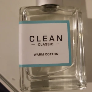 Clean parfym  - Köpt på plick men säljer då jag inte använder alls. Den har användts lite.Den doftar nytvättat och är super fräsch!!. Orginal pris 500kr❤️❤️