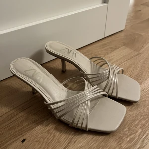 Klackskor från zara - Beiga klackar från zara i storlek 38 