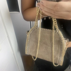Väska - Helt oanvänd stella mccartney liknande väska som jag köpt i Italien. Frakt tillkommer 