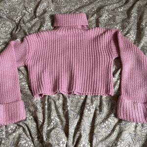 En rosa stickad croppad tröja från na-kd med polokrage och uppvikta ärmar, helt oanvänd, bara provad💗 Storlek xs Säljer för 70kr