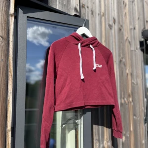 ICIW träningshoodie  - Croppad träningshoodie från ICIW. Mycket sparsamt använd. 