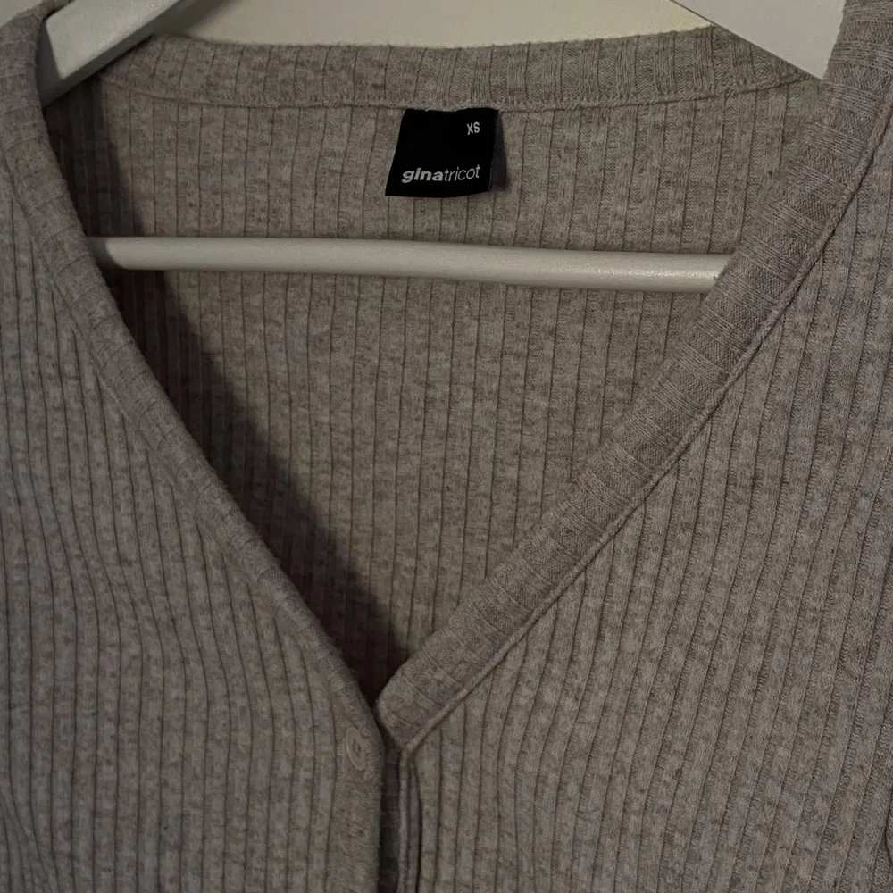 En grå supersöt ribbad tröja från gina🤍. Tröjor & Koftor.