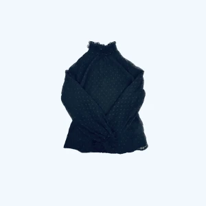 Svart blus - Svart blus med blomdetaljer!