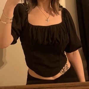 Blus - Svart blus som är lite formad ned till 