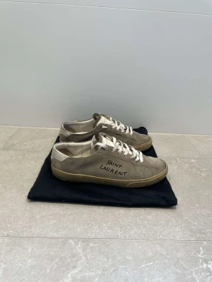 Saint Laurent skor - Tja! Säljer nu dessa eftertraktade Saint Laurent skor, skick 7/10 Skriv gärna om de är något du funderar över!🙏🏻