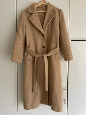 Kappa i alpacka/ull - Kappa från & Other Stories i alpacka/ullblandning. Använd men i mycket gott skick. Storlekslappen sitter inte kvar men den är i storlek 36, dock liten i storleken.